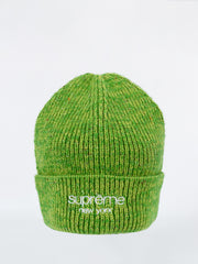 قبعة صغيرة خضراء بألوان قوس قزح