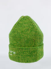 قبعة صغيرة خضراء بألوان قوس قزح