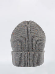 قبعة صغيرة باللون الرمادي بألوان قوس قزح
